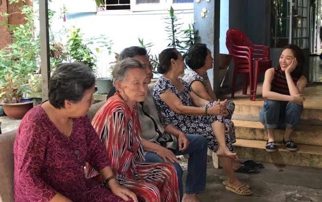 Có một Tóc Tiên đáng yêu quá đỗi: Giản dị cười tít mắt đến thăm viện dưỡng lão nghệ sĩ