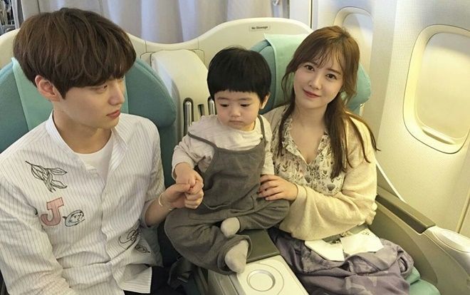 'Nàng cỏ' Goo Hye Sun khoe nhẫn cưới do chồng trẻ Ahn Jae Hyun thiết kế