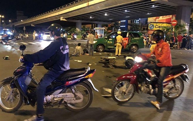 Nữ tài xế lái BMW tông hàng loạt xe máy ở ngã tư Hàng Xanh, ít nhất 1 người chết 5 người bị thương