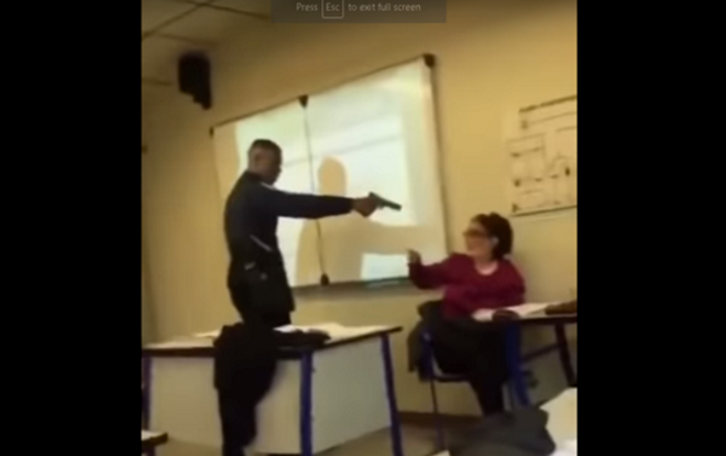 Rúng động chuyện nam sinh dám công khai dí súng vào đầu cô giáo, ép phải sửa sổ điểm danh