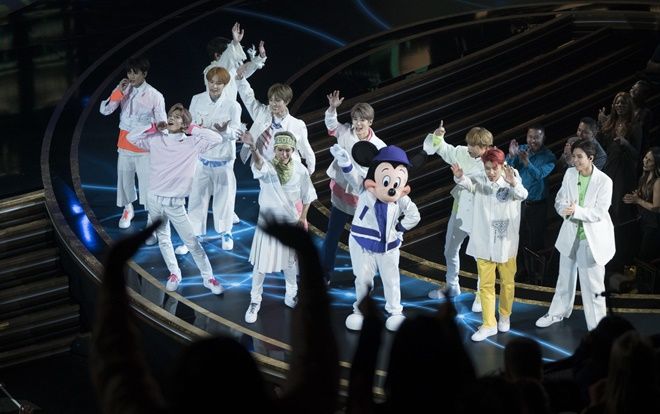 Nổi bật giữa dàn sao USUK: Ít ai ngờ NCT 127 dám diện cả váy trên truyền hình Mỹ