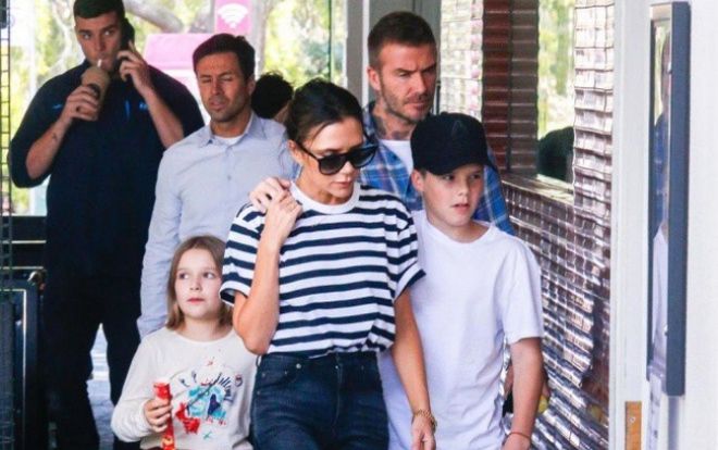 Sau scandal điều trị tâm lí, Victoria xuất hiện cùng Beckham và các con với vẻ mặt căng thẳng