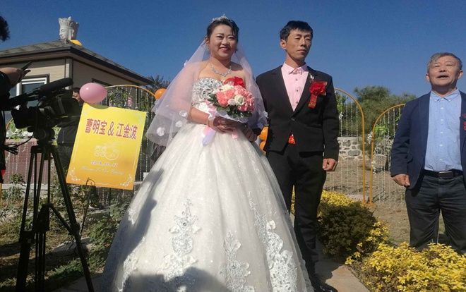 Cặp đôi tổ chức lễ cưới ở nghĩa trang gây sốc