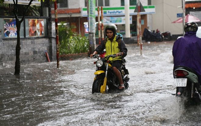 Khu phố nhà giàu ở Sài Gòn lại ngập trong 'biển nước' sau cơn mưa chưa đầy 15 phút: 'Giàu hay nghèo gì cũng vật vã lội nước'
