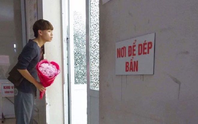 Ngoài cánh cửa phòng mổ là cảnh ông bố trẻ đi tới đi lui, khư khư bó hoa khiến ai ai cũng xúc động