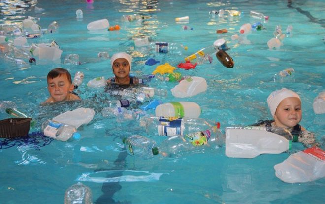 'Biến căng': Vì muốn dạy về rác nhựa, nhà trường cho học sinh bơi luôn trong bể rác