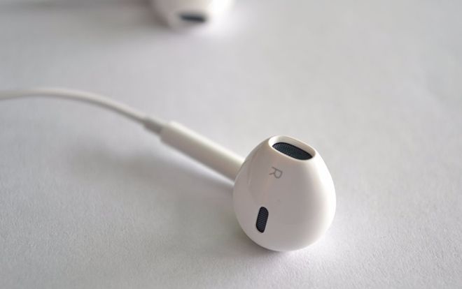 Nghe nhạc bằng iPhone bao nhiêu năm tôi mới hiểu những lỗ tròn thừa thãi trên tai nghe Apple kì diệu tới mức nào