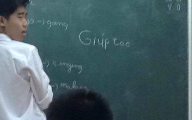 Tuyệt vọng cầu cứu bạn bè nhắc bài khi cô giáo Tiếng Anh gọi lên bảng, nam sinh ghi 2 chữ 'giúp tao' khiến ai cũng phải bật cười