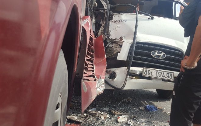 Hành khách hoảng sợ la hét khi ô tô tải tông vào đuôi xe giường nằm