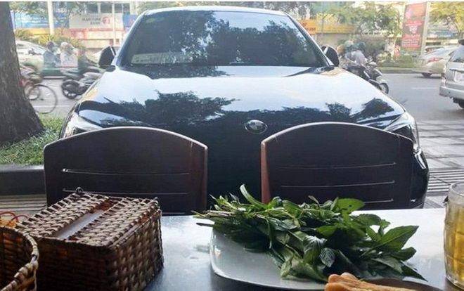 Quá ám ảnh với BMW, chàng trai đang húp cháo cũng phải bỏ chạy khi thấy chiếc xe sang này lao tới