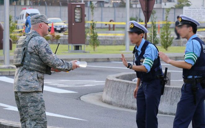 Bức ảnh cảnh sát Nhật từ chối nhận 2 chai nước từ binh lính Mỹ gây tranh cãi trên mạng xã hội