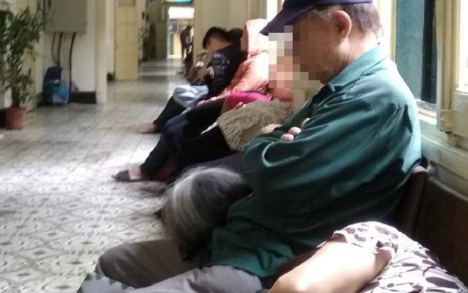 Đăng ảnh minh họa câu chuyện xúc động trong bệnh viện, anh chàng khiến dân tình hú hồn hú vía vì góc chụp tai hại