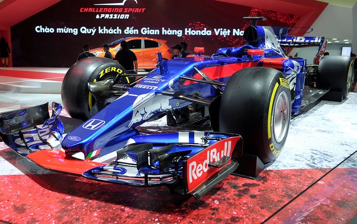 Chiêm ngưỡng xe đua F1 siêu đẹp của đội đua Red Bull Toro Rosso Honda tại VMS 2018