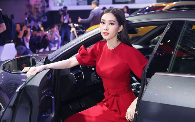 Cả thảm đỏ nhún nhường khi chứng kiến sự xuất hiện của 'thần tiên tỷ tỷ' Đặng Thu Thảo