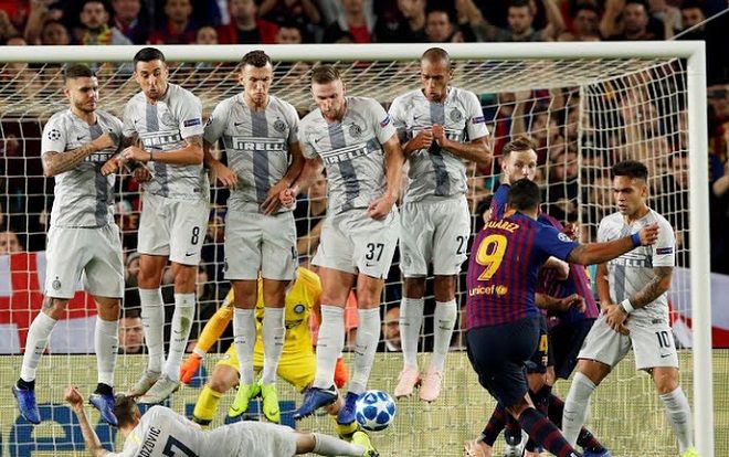 CẬN CẢNH: Pha chặn sút phạt theo kiểu 'lấp lỗ châu mai' của tiền vệ Inter
