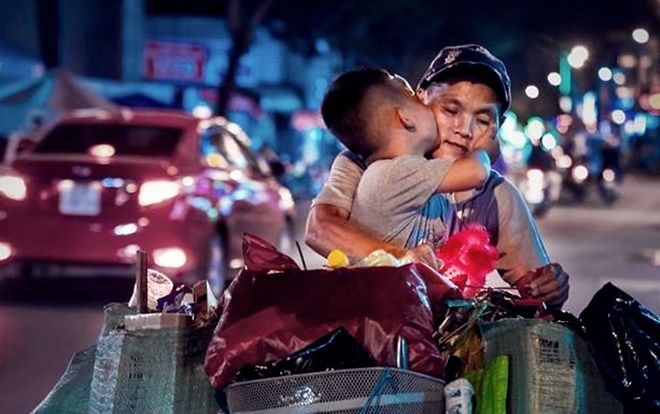 Khi bóng đá chưa đẹp như nụ hôn cu Thịnh trên chiếc xe đầy ve chai