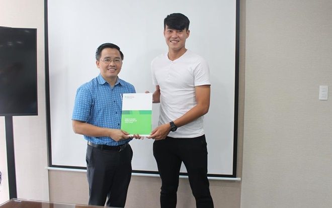 Bầu Đức ký hợp đồng với 'hot boy' bóng đá Việt Nam