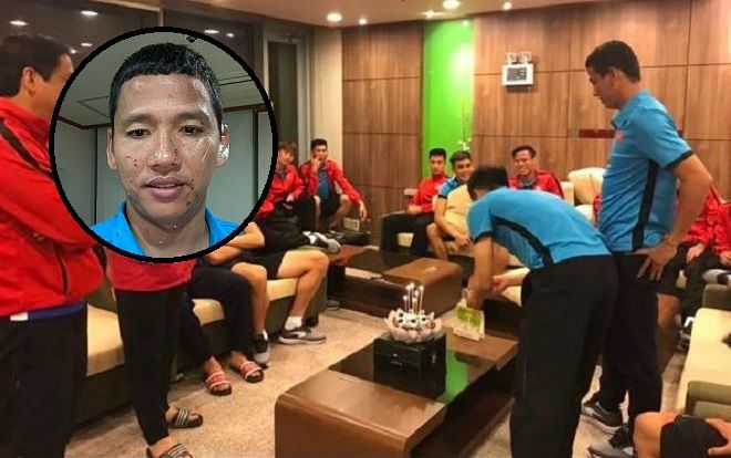 Đoán xem ai là 'thủ phạm' khiến khuôn mặt 'lão tướng' của đội tuyển Việt Nam ngập trong vị ngọt của bánh sinh nhật?
