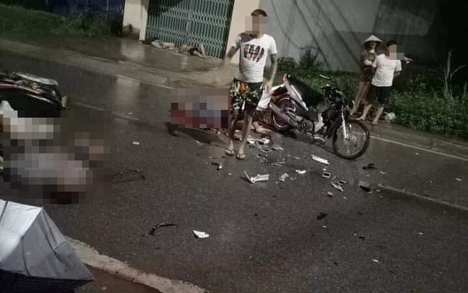 Kinh hoàng 2 xe máy đấu đầu, 2 cô gái trẻ cùng nam thanh niên văng xuống đường tử vong thương tâm