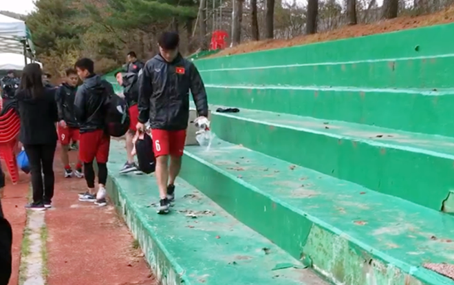 Xuân Trường, Văn Toàn đi nhặt rác sau trận ĐTVN thắng FC Seoul