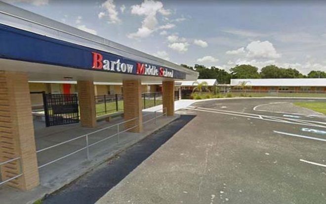 Hai nữ sinh Mỹ mang dao núp trong nhà vệ sinh để giết 15 bạn học