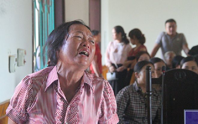 Người nhà ôm di ảnh gào khóc khi tòa hoãn xét xử tài xế cố ý cán chết nam sinh