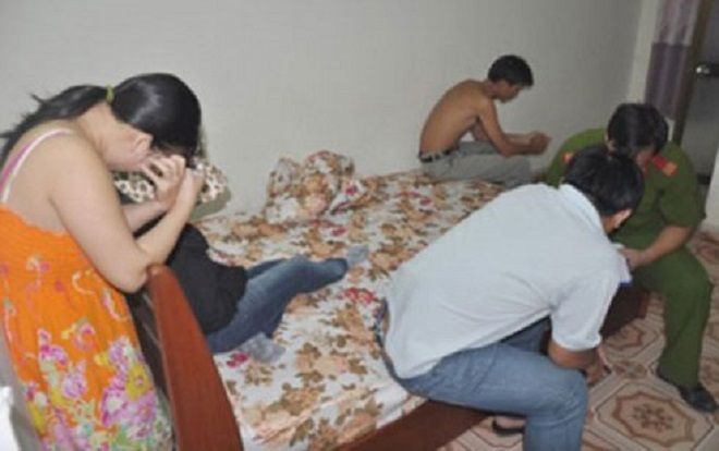 Kiểm tra nhà trọ, cảnh sát bắt quả tang hai nữ tiếp viên chiều khách 'tới bến' giá rẻ