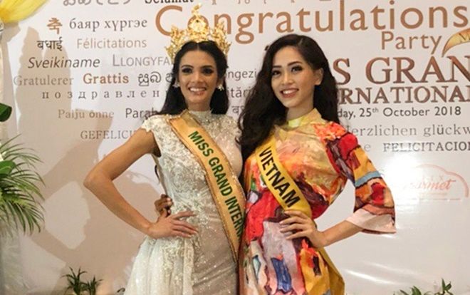 Phương Nga đẹp rạng rỡ, đọ sắc cùng Tân Hoa hậu Hòa bình Thế giới 2018