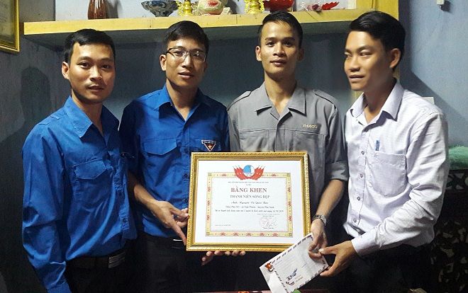 Khen thưởng thanh niên 23 tuổi liều mình lao xuống dòng nước xiết cứu sống 2 mẹ con