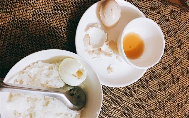 Gái đẻ mổ mới 2 tuần đăng đàn cầu cứu dân mạng bởi mâm cơm cữ chỉ vỏn vẹn 1 bát cơm trắng và 2 quả trứng luộc