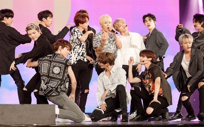 SEVENTEEN cực điển trai trên sân khấu, thân thiện 'thả thính' người hâm mộ Việt Nam