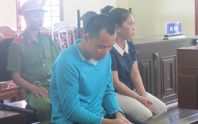 Không thấy bạn ở nhà, nam thanh niên cưỡng hiếp vợ bạn rồi xin số điện thoại và cho 280 ngàn đồng