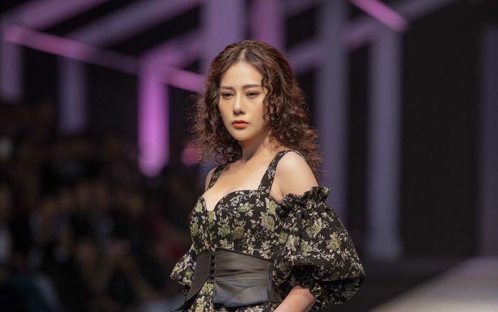 'Quỳnh búp bê' gây bất ngờ khi khoe trình catwalk, diễn 'điên đảo' với vị trí vedette
