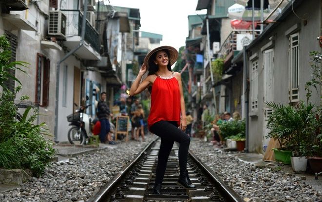 Đường sắt nằm sát khu dân cư ở Hà Nội bất ngờ 'hot' trên mặt báo nước ngoài