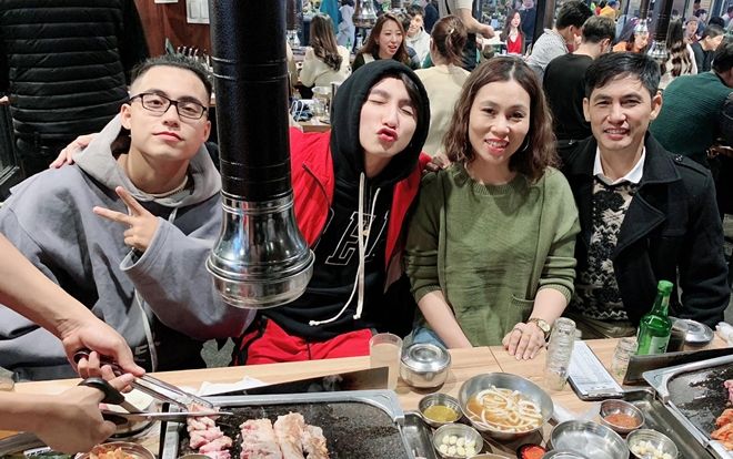 Khoe ảnh đi du lịch cùng gia đình, Sơn Tùng M-TP đáng yêu 'hết nấc' với định nghĩa về hạnh phúc