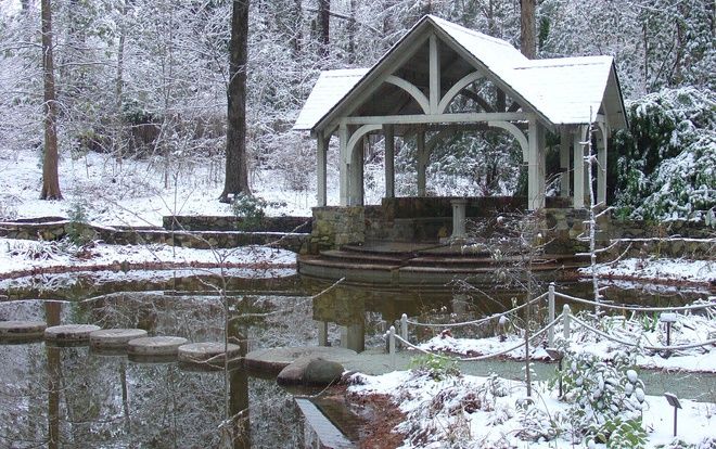 Đã mắt ngắm ngôi trường Đại học đẹp như lâu đài cổ tích dưới trời tuyết trắng xóa