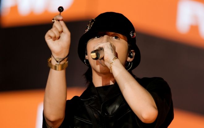 Clip Sơn Tùng M-TP 'ngổ ngáo' mút kẹo trên sân khấu: Quan trọng là anh không ăn một mình…