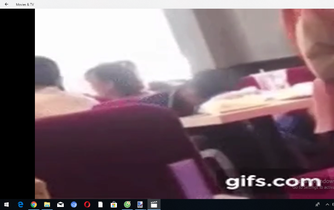 Tranh cãi dữ dội nữ sinh nằm lên đùi bạn trai, thân mật trong quán trà sữa