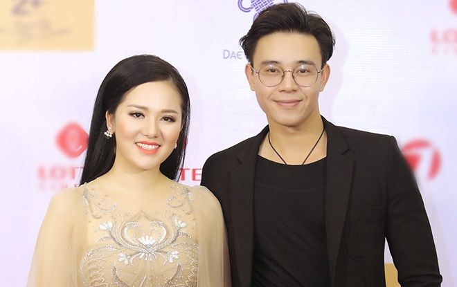 Phạm Thuỳ Dung sánh bước cùng Đông Hùng trên thảm đỏ LHP Quốc tế Hà Nội Hà Nội lần thứ V