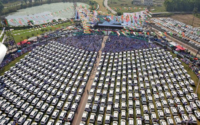 Ông chủ Ấn Độ chi bạo mua 600 xế hộp mới tinh tặng nhân viên