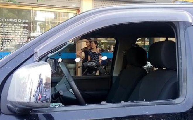 Khẩn trương điều tra vụ đập vỡ cửa kính ô tô trộm 3,5 tỉ ngay trước phòng giao dịch ngân hàng