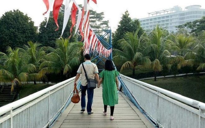 Ám ảnh bức hình đôi vợ chồng dắt nhau đi đến thiên đường trong vụ máy bay rơi ở Indonesia