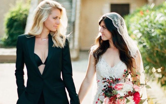 Bộ ảnh cưới đậm sắc màu chan hoà địa trung hải gây sốt của cặp đôi đồng tính nữ miền nam nước Pháp