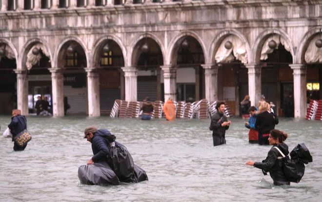 Cảnh tượng 70% thành phố Venice chìm trong biển nước, có khu vực ngập tới ngang tới thắt lưng