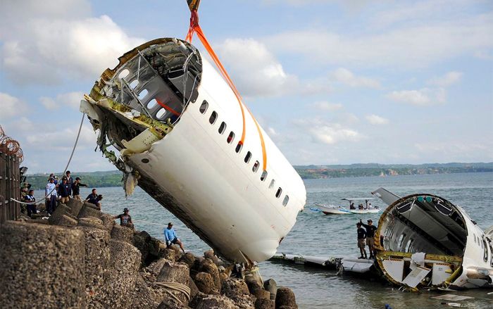 Chỗ ngồi nào an toàn nhất và có cơ hội sống sót nhiều nhất trên máy bay?