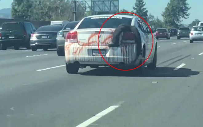 'Xác chết' sau xe ô tô trong ngày Halloween khiến nhiều người hoảng hồn