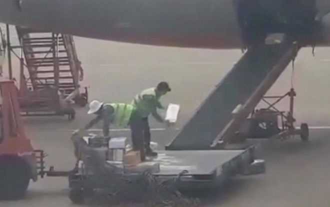 Nhân viên quăng quật hàng hóa trên băng chuyền máy bay gây bức xúc dư luận, hãng hàng không Jetstar nói gì?