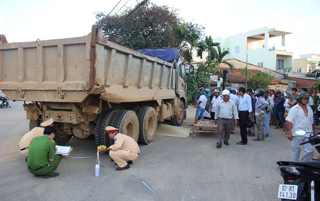 Xe tải cuốn xe máy vào gầm, người phụ nữ tử vong thương tâm