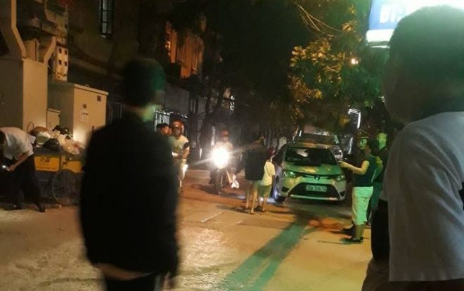 Cãi vã sau va chạm giao thông, tài xế Mazda CX5 bất ngờ rút súng cao su bắn rồi đánh xe chèn qua người lái xe taxi