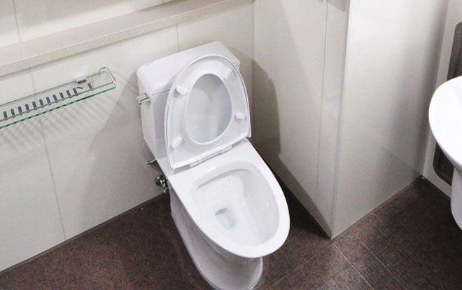 Nữ sinh đẻ con trong toilet sân bay rồi nhẫn tâm vứt bỏ